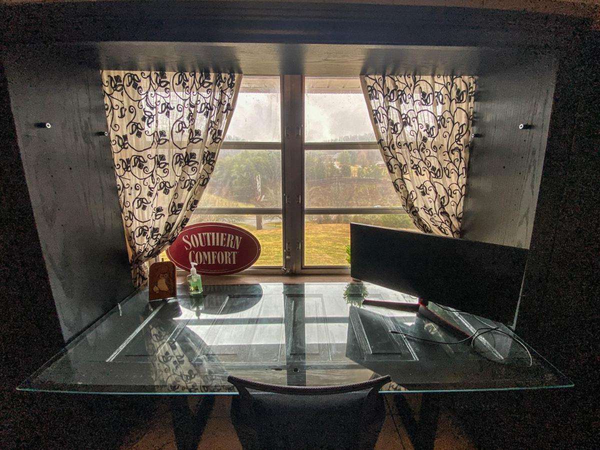Mid-Century Vintage Brick Ranch Upstairs Guesthouse Sevierville Εξωτερικό φωτογραφία