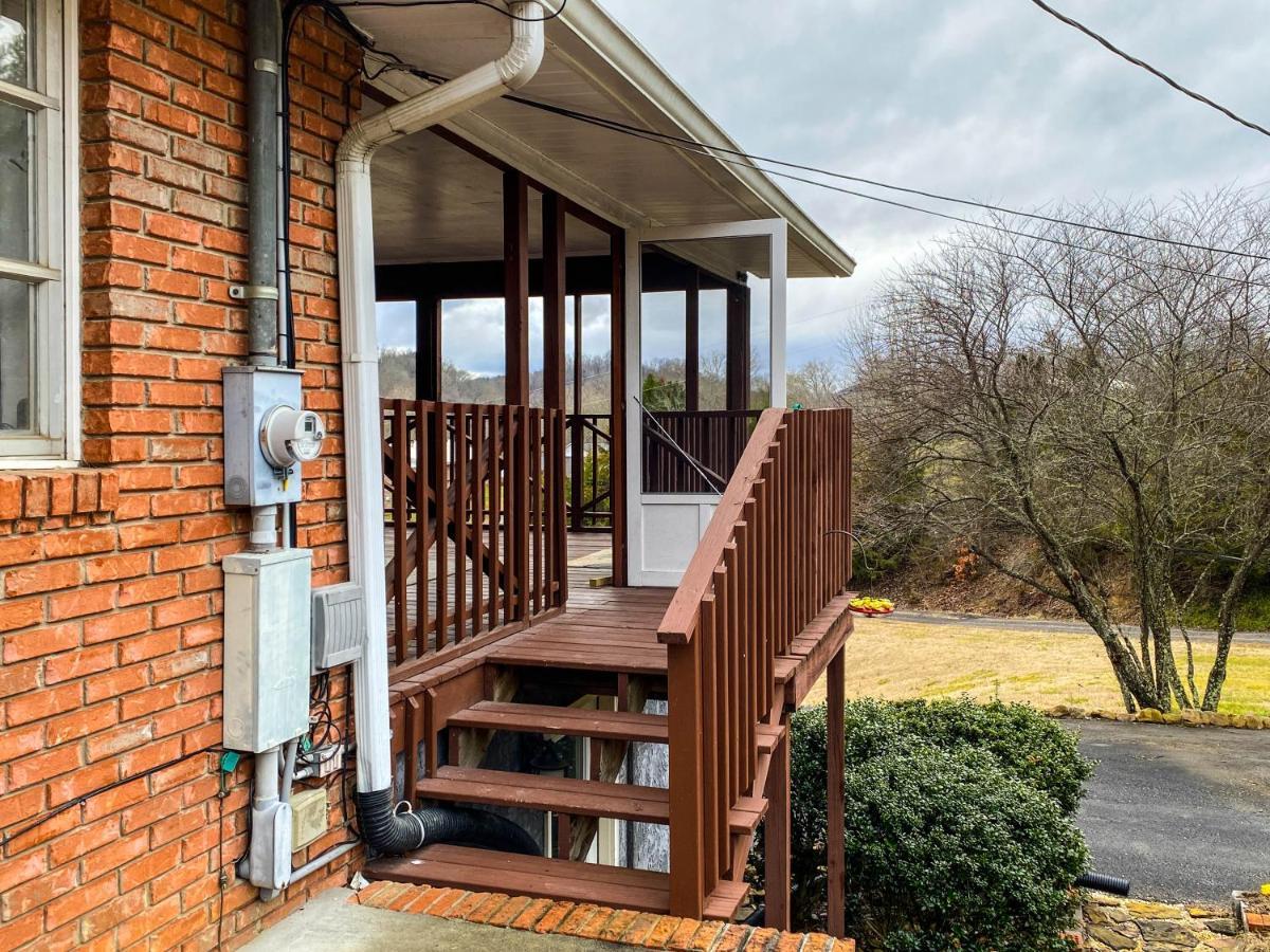 Mid-Century Vintage Brick Ranch Upstairs Guesthouse Sevierville Εξωτερικό φωτογραφία