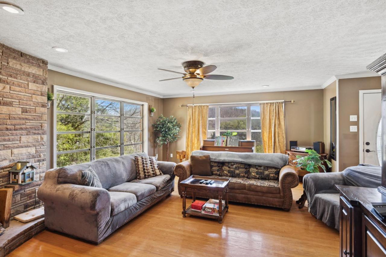 Mid-Century Vintage Brick Ranch Upstairs Guesthouse Sevierville Εξωτερικό φωτογραφία
