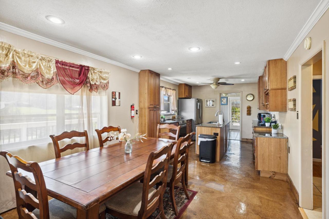 Mid-Century Vintage Brick Ranch Upstairs Guesthouse Sevierville Εξωτερικό φωτογραφία
