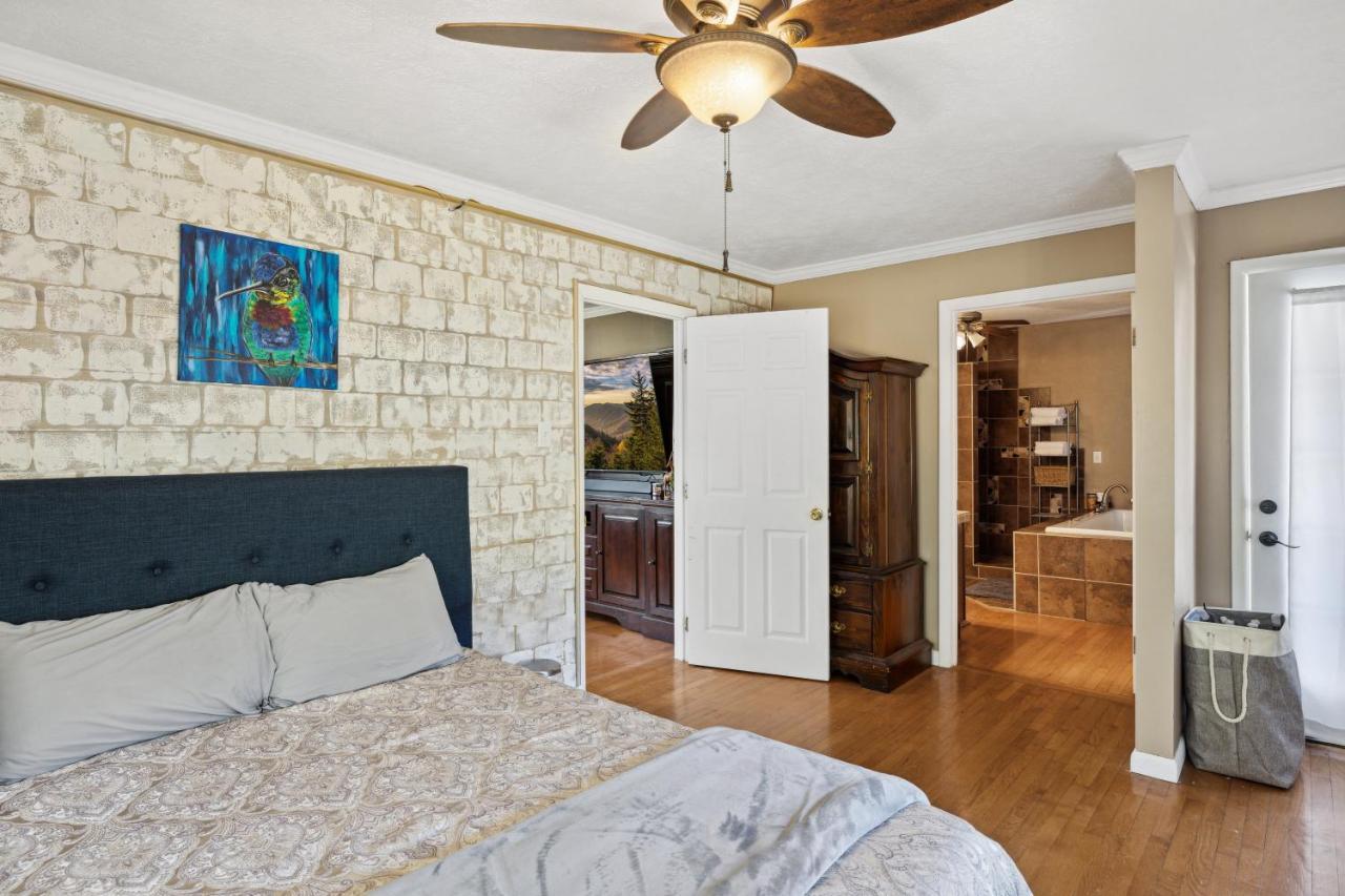 Mid-Century Vintage Brick Ranch Upstairs Guesthouse Sevierville Εξωτερικό φωτογραφία
