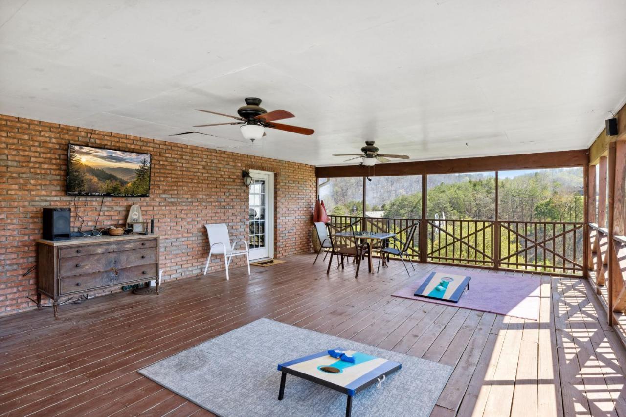 Mid-Century Vintage Brick Ranch Upstairs Guesthouse Sevierville Εξωτερικό φωτογραφία