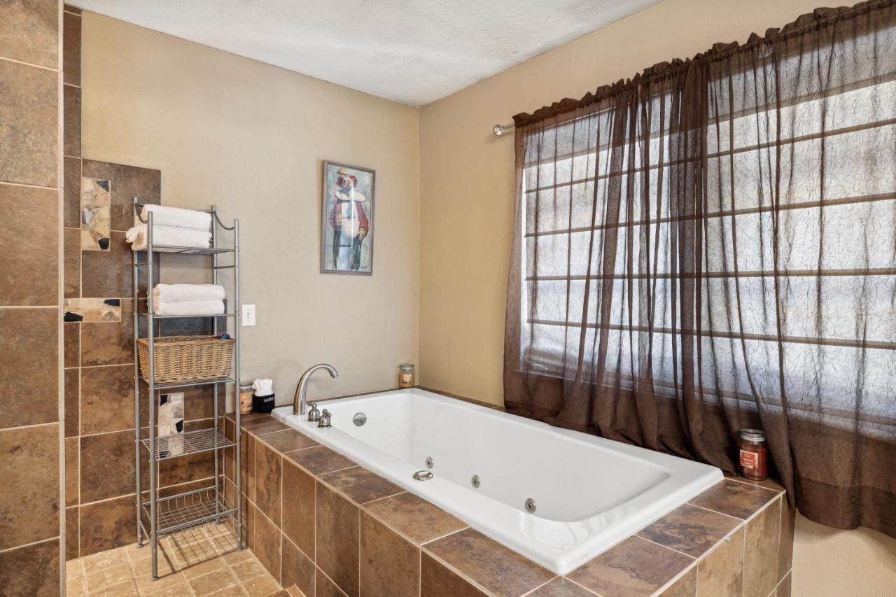 Mid-Century Vintage Brick Ranch Upstairs Guesthouse Sevierville Εξωτερικό φωτογραφία