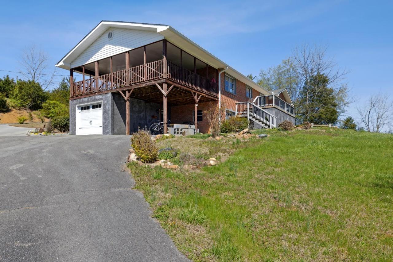 Mid-Century Vintage Brick Ranch Upstairs Guesthouse Sevierville Εξωτερικό φωτογραφία